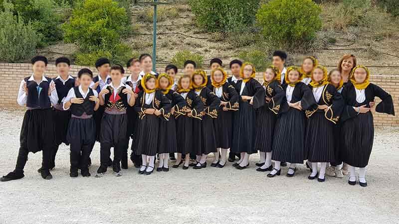 Παραδοσιακοί χοροί στα Νέα Εκπαιδευτήρια Γ. Μαλλιάρα στα νότια προάστια