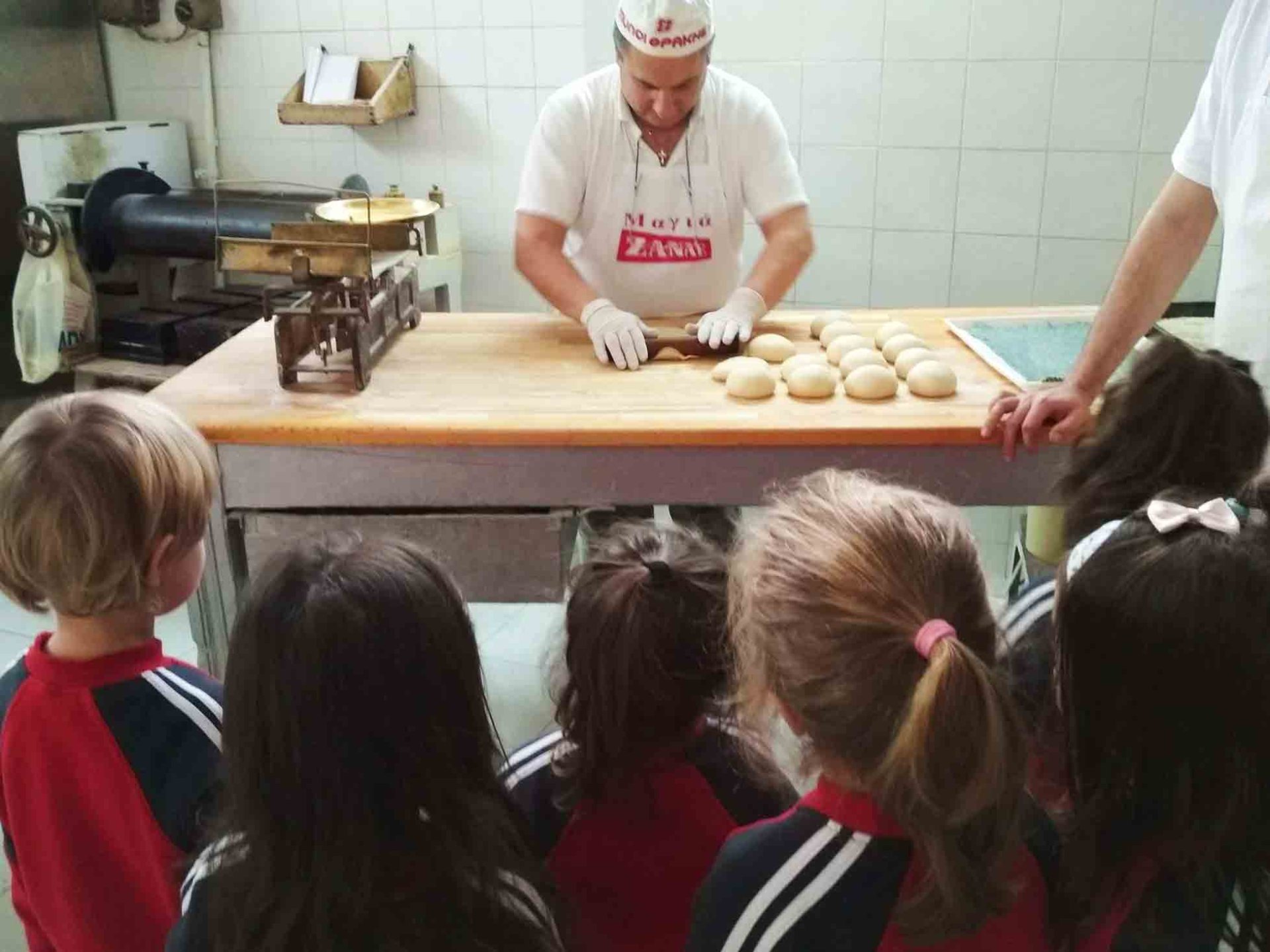 Τα νήπια και τα προνήπια κάνουν εκπαιδευτική επίσκεψη σε φούρνο των νοτίων προαστίων