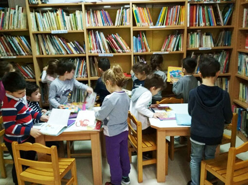 Τα νήπια στη βιβλιοθήκη του Δημοτικού των Νέων Εκπαιδευτηρίων Γ. Μαλλιάρα