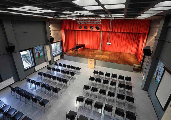 Το σύγχρονο αμφιθέατρο του Δημοτικού μας - Νέα Εκπαιδευτήρια Γ. Μαλλιάρας